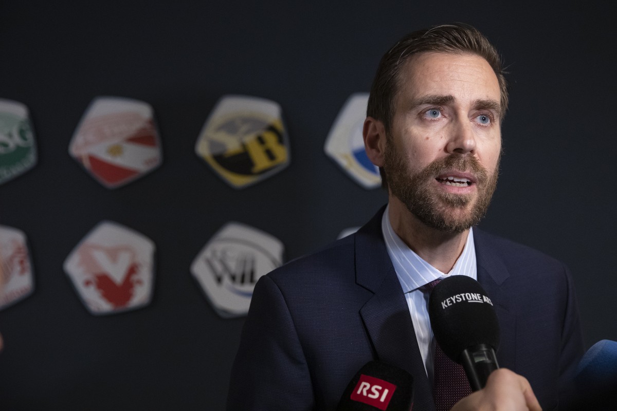 Claudius Schaefer, CEO Swiss Football League SFL, informiert waehrend einer Medienkonferenz ueber das weitere Vorgehen in den Fussball-Meisterschaften als Folge des Coronavirus, am Montag, 2. Maerz 20 ...