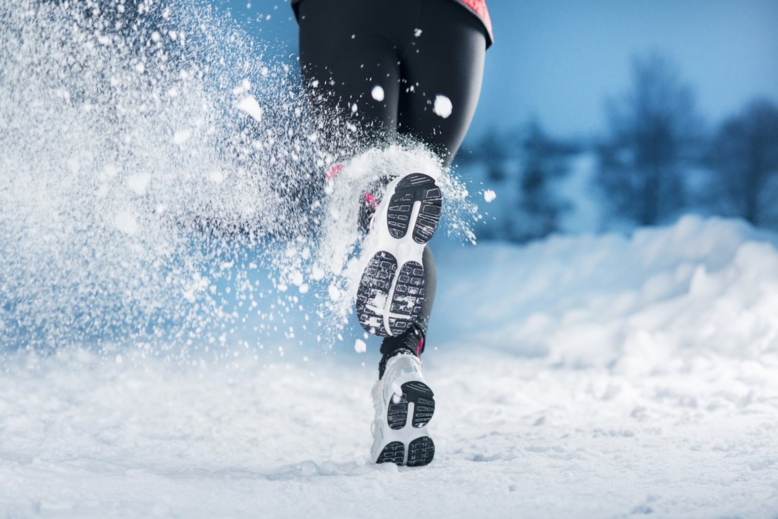 Sport im Winter hilft, geistige Ermüdung und Stress abzubauen und das Wohlbefinden zu steigern.