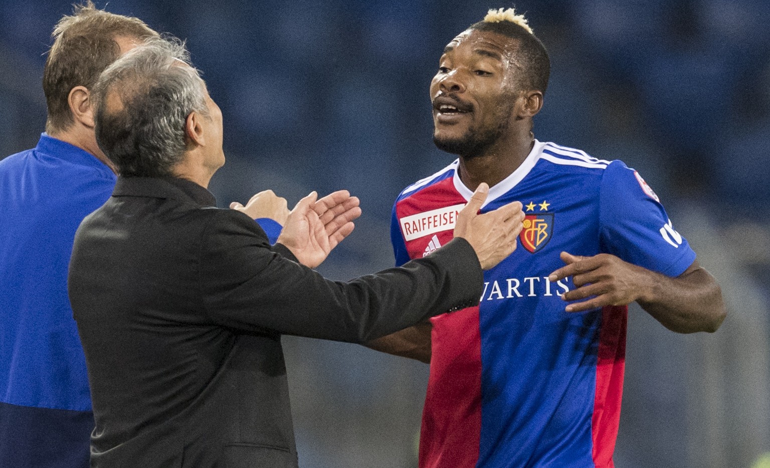 Basels Geoffroy Serey Die, rechts, jubelt nach seinem Tor zum 2:0 mit Trainer Marcel Koller beim Fussball Meisterschaftsspiel der Super League, des FC Basel gegen den FC Luzern, am Mittwoch, 26. Septe ...