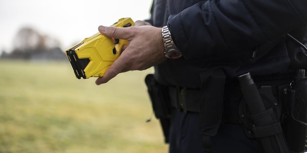Alle Zürcher Stadtpolizistinnen und -polizisten sollen einen Taser erhalten, nicht nur die Sondereinheit. Daraus wird nun aber nichts: Ein entsprechender Vorstoss der SVP wurde am Mittwochabend von de ...