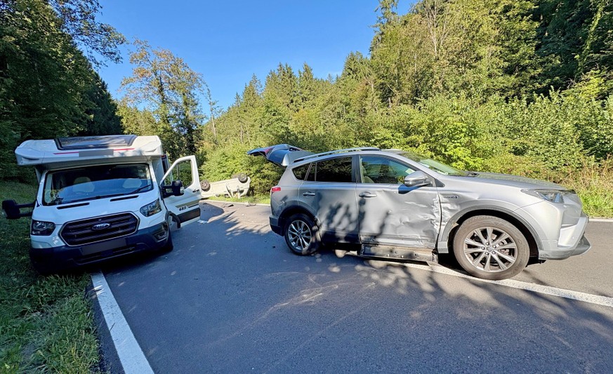 Das Fahrzeug des Unfallfahrers sowie das Wohnmobil, das der 63-jährige Unfallverursacher überholen wollte, wurden beschädigt, die Insassen blieben unverletzt.