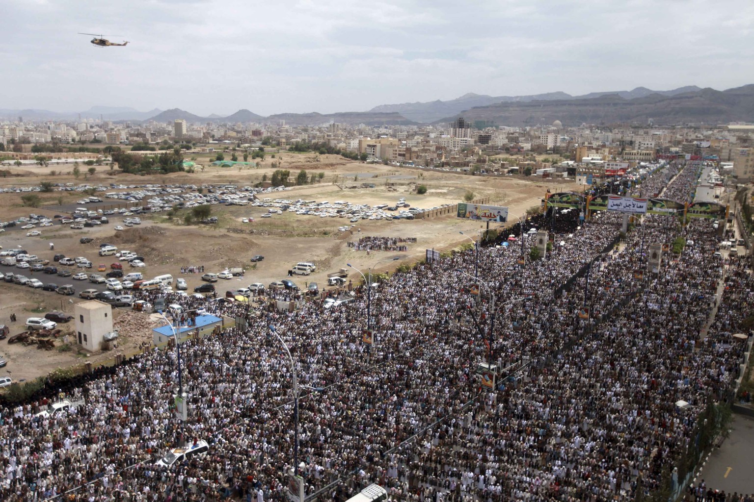Demonstrationszug der Regierungs-Anhänger in Sanaa: Abertausende sind im Jemen auf den Strassen.