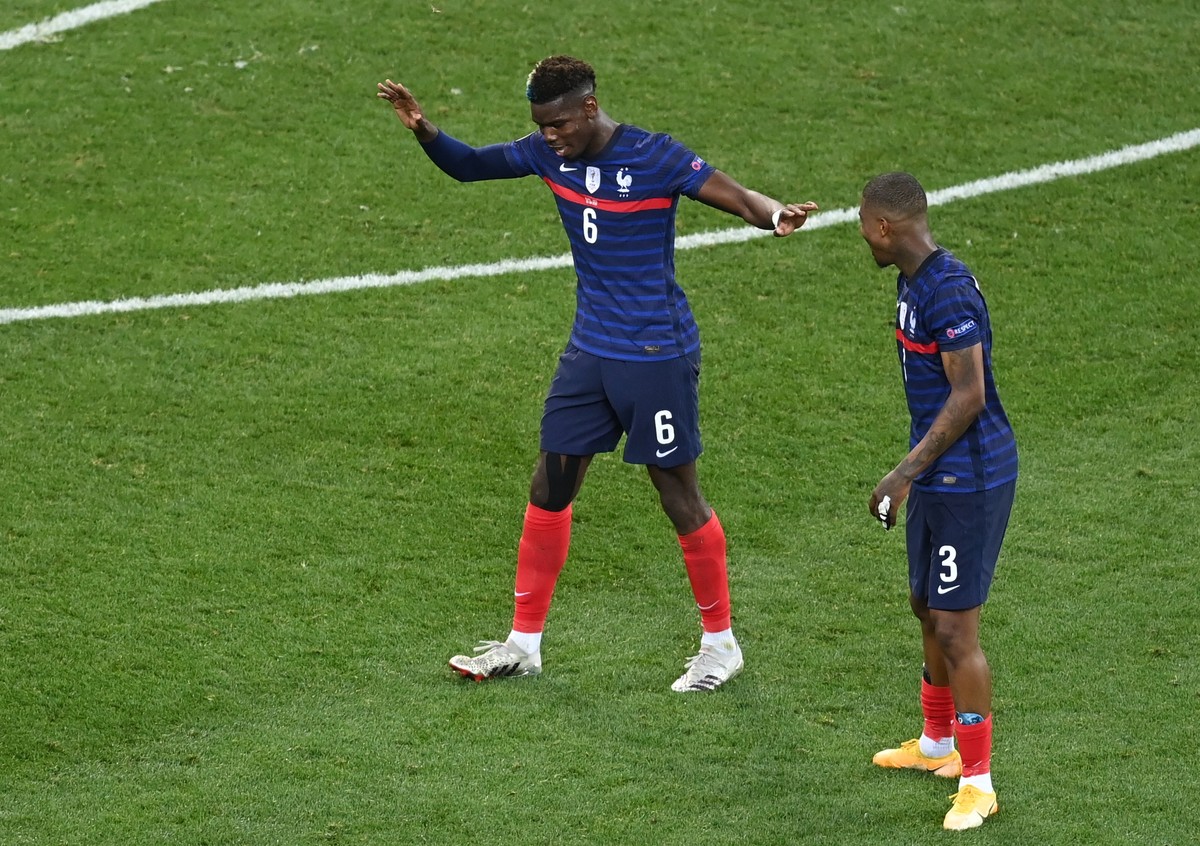 epa09309453 Paul Pogba (L) of France celebrates after scoring his team's third goal during the UEFA EURO 2020 round of 16 soccer match between France and Switzerland in Bucharest, Romania, 28 Jun ...