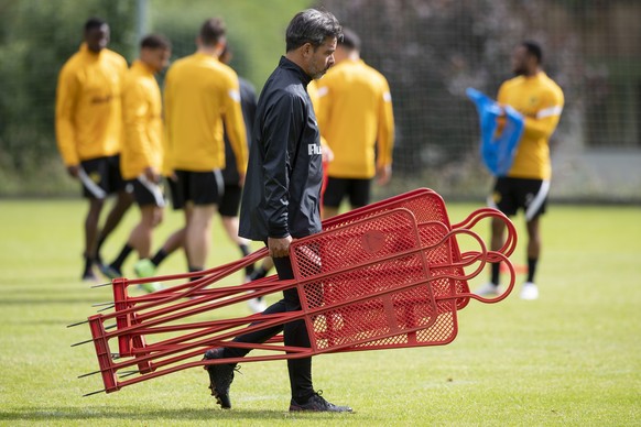 YBs Trainer David Wagner traegt Stellwaende bei einer Trainingseinheit in ihrem Trainingslager, am Mittwoch, 30. Juni 2021, in Saanen. (KEYSTONE/Peter Schneider)