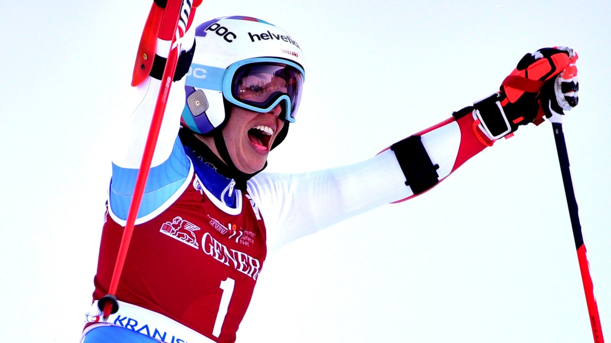 epa08941688 Michelle Gisin of Switzerland celebrates after taking the third place in the women's Giant Slalom race of the FIS Alpine Skiing World Cup in Kranjska Gora, Slovenia, 16 January 2021.  ...