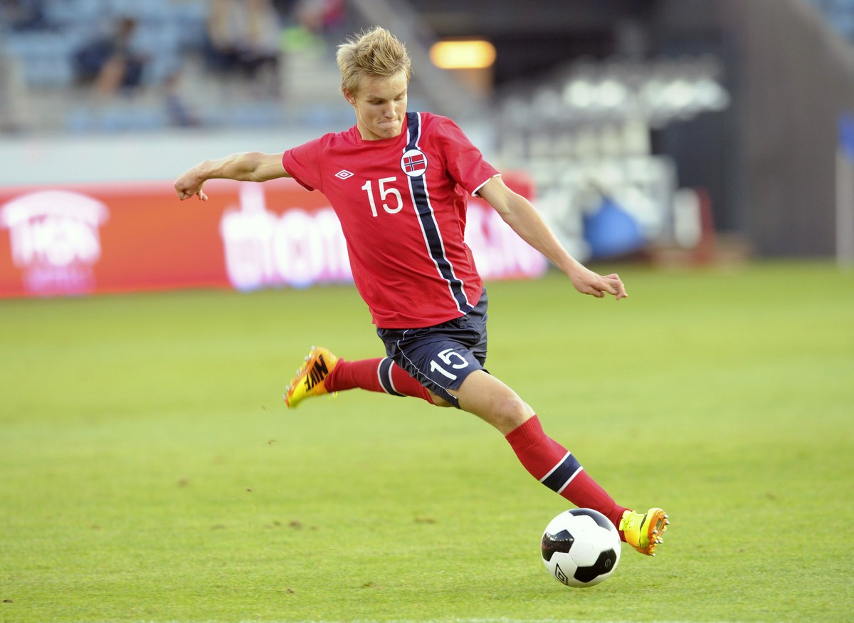 Früher als Messi, Ronaldo und Pelé: Martin Ödegaard gibt im Alter von 15 Jahren und 253 Tagen sein Debüt für die norwegische Nationalmannschaft.