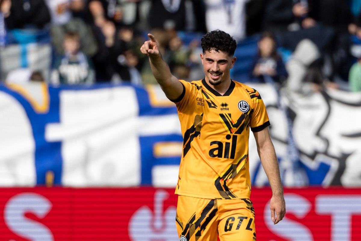 FC Luganos Shkelqim Vladi bejubelt sein Tor zum 0:1 im Fussball Meisterschaftsspiel der Super League zwischen dem FC Luzern und dem FC Lugano am Sonntag, 3. Maerz 2024 in der Swissporarena in Luzern.  ...