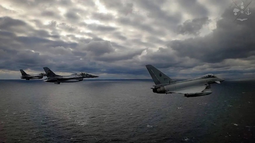 Italienische Eurofighter fliegen über dem Schwarzen Meer: Rumänien baut für die NATO seinen Luftwaffenstützpunkt &quot;Mihail Kogălniceanu&quot; deutlich aus. (Quelle: Italian Ministry Of Defence via  ...