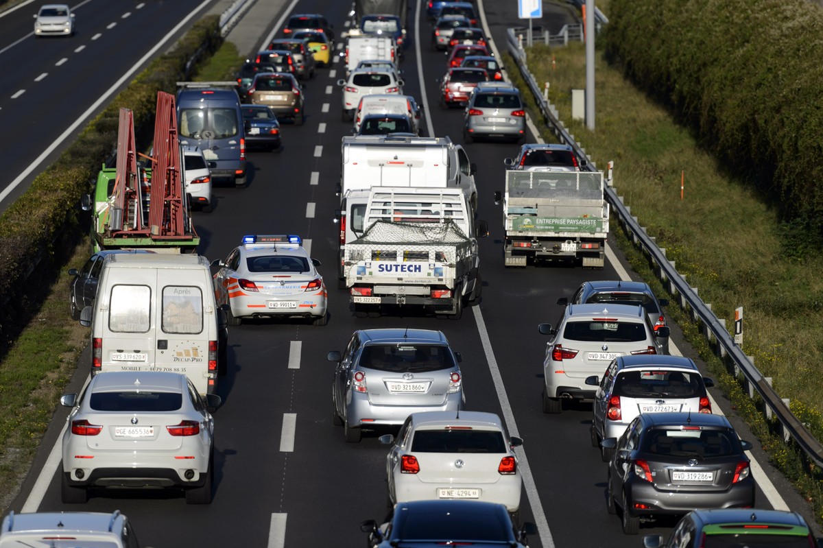 Zwischen der Verzweigung Birrfeld und Aarau Ost soll der Pannenstreifen zu einer dritten Fahrspur umgenutzt werden (Symbolbild).
