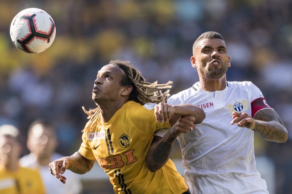 YBs Kevin Mbabu, kaempft um den Ball gegen beim Zuerichs Victor Palsson Fussball Meisterschaftsspiel der Super League, des BSC Young Boys gegen den FC Zuerich, am Sonntag, 5. August 2018, im Stade de  ...