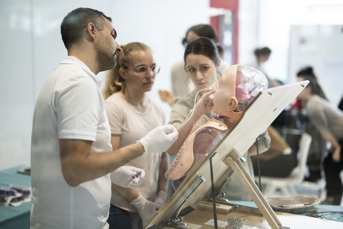 Medizinstudenten der Universitaet St. Gallen HSG legen einem menschlichen Phantom eine Magensonde, aufgenommen am Donnerstag, 7. April 2022, in St. Gallen. (KEYSTONE/Gian Ehrenzeller)