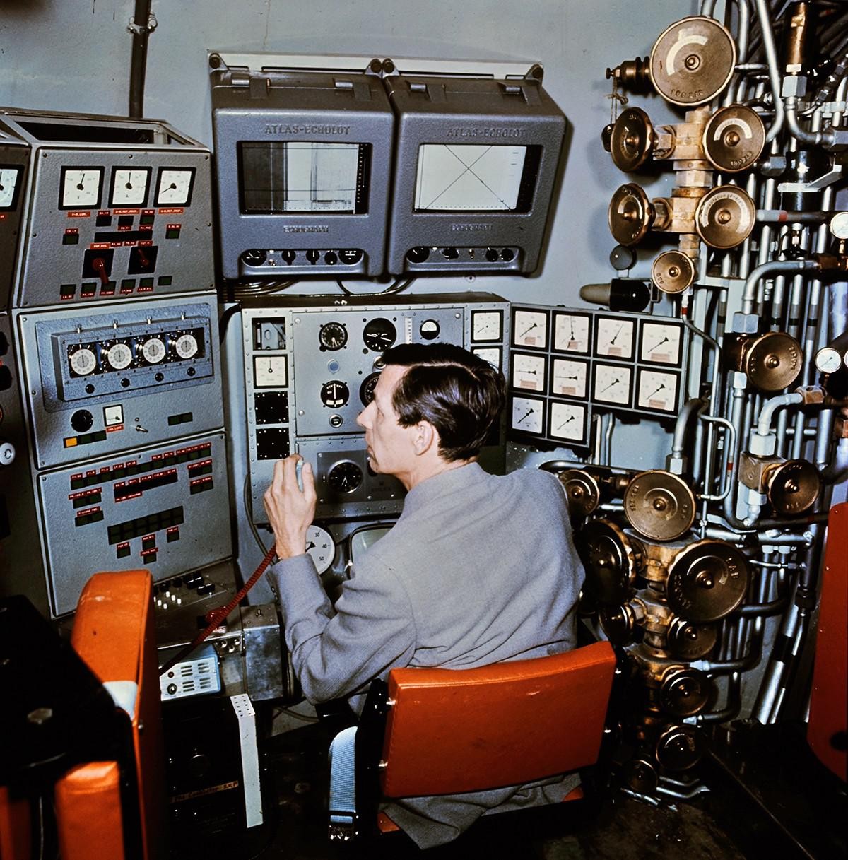 Jacques Piccard dans le cockpit du «mésoscaphe», avril 1964.