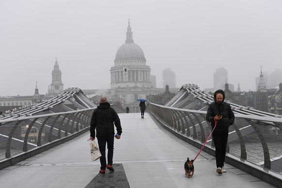 epa08935158 Pedestrians walk in the Millennium bridge during third national lockdown in London, Britain, 13 January 2021. A national lockdown across England began on midnight on 05 January 2021. 2020 saw the largest increase in UK deaths in a single year since 1940, according to provisional ONS figures. In 2020, nearly 697,000 deaths were registered, compared with an average of nearly 606,000 each year between 2015 and 2019.  EPA/FACUNDO ARRIZABALAGA