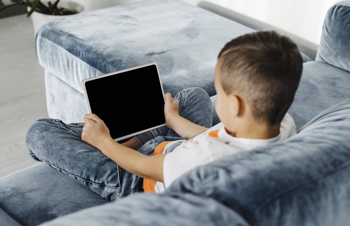 Junge mit Computer-Tablet (Symbolbild)