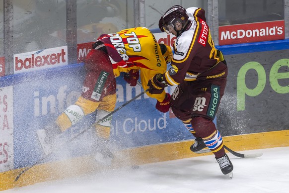 KEYPIX - PostFinance Top Scorer Andre Petersson (SCL), gauche, lutte pour le puck avec Roger Karrer (GSHC), droite, lors du match du championnat suisse de hockey sur glace de National League entre Gen ...
