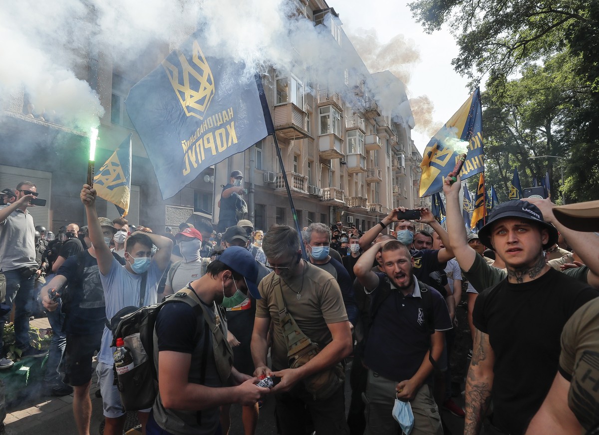 epa09413661 Ukrainians burn flares and smoke grenades during a rally with the slogan 'No to capitulation!' near President Volodymyr Zelensky's home in Kiev, Ukraine, 14 August 2021 prio ...
