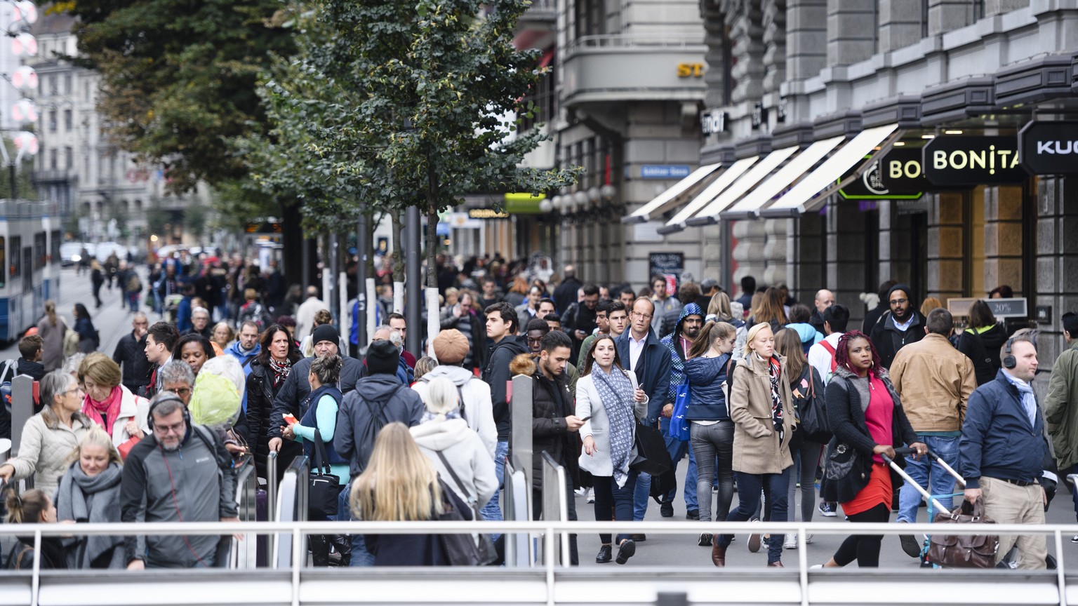 Passanten an der Zuercher Bahnhofstrasse, am Freitag, 7. Oktober 2016, in Zuerich. (KEYSTONE/Manuel Lopez)