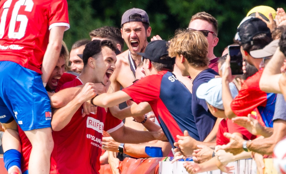 Laurin Voegele (Cham), Mitte, bejubelt sein Tor zum 2:1 im Fussball Cupspiel zwischen dem SC Cham und dem FC Lugano am Sonntag, 17. August 2025 im Stadion Eizmoos in Cham. (KEYSTONE/Philipp Schmidli)