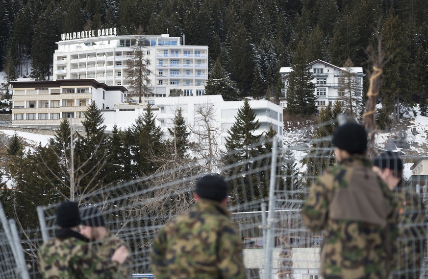 ARCHIV ? ZUM 50. JAHRESTREFFEN DES WORLD ECONOMIC FORUM WEF IN DAVOS VOM 21. BIS ZUM 24. JANUAR 2020 STELLEN WIR IHNEN FOLGENDES BILDMATERIAL ZUR VERFUEGUNG - Angehoerige der Armee bauen Umzaeunungen  ...