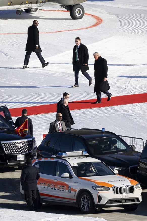 epa12667595 US President Donald Trump walks out of the Marine One helicopter as he arrives for the 56th annual meeting of the World Economic Forum (WEF) in Davos, Switzerland, 21 January 2026. The mee ...