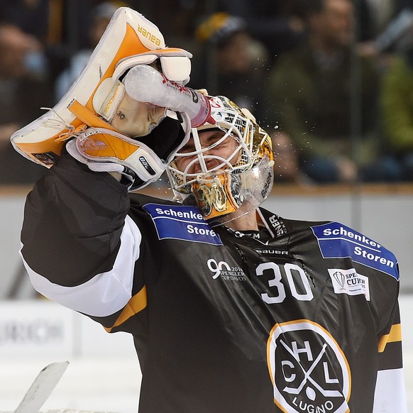 Luganos goalkeeper Elvis Merzlikins refresh his Face with wather during the game between Switzerland&#039;s HC Lugano and Avtomobilist Yekaterinburg at the 90th Spengler Cup ice hockey tournament in D ...