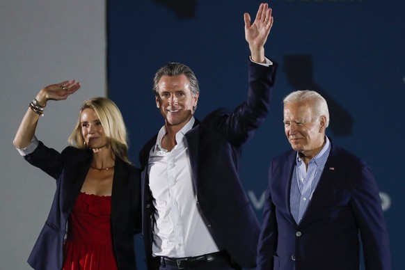 epaselect epa09466715 (L-R) Jennifer Siebel Newsom, California Gov. Gavin Newsom and US President Joe Biden wave to supporters during an event for California Gov. Gavin Newsom in Long Beach, Californi ...