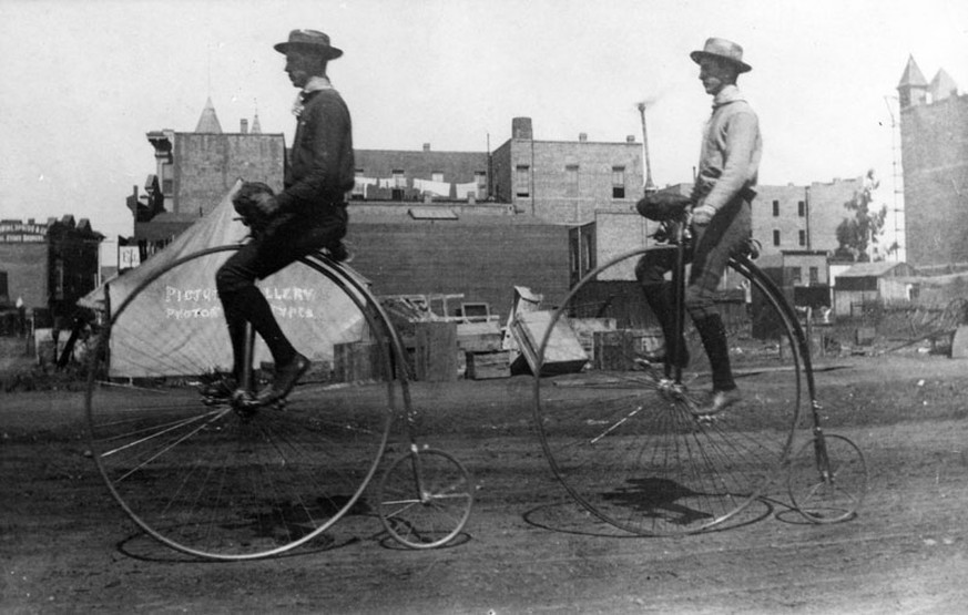 Zwei Männer auf ihren Hochrädern in Santa Ana, Kalifornien, 1886. Rahmen, Felgen und Speichen waren aus Stahl, die Bereifung aus Vollgummi.