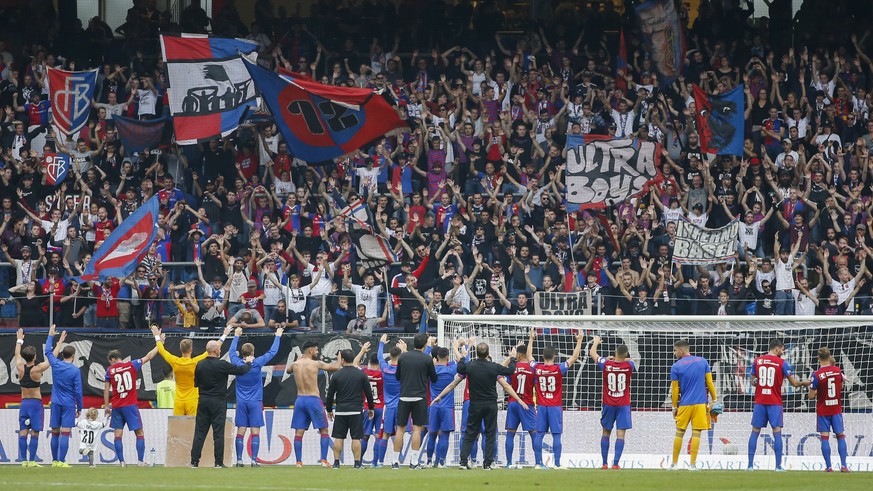 Die Basler Spieler feiern mit ihren Fans, nach dem Super League Spiel zwischen dem FC Basel und dem FC Luzern am Sonntag, 29. September 2019 im Stadion St. Jakob-Park in Basel. (KEYSTONE/Peter Klaunze ...