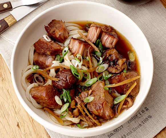 schweinefleisch maroni china http://www.finecooking.com/recipes/red-cooked-pork-shoulder-chestnuts.aspx