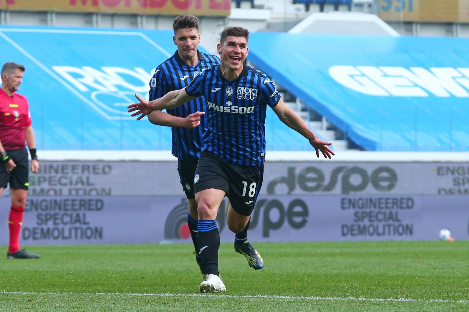 epa09143595 Atalanta&#039;s Ruslan Malinovsky celebrates after scoring the 1-0 goal during the Italian Serie A soccer match Atalanta BC vs Juventus at the Gewiss Stadium in Bergamo, Italy, 18 April 20 ...