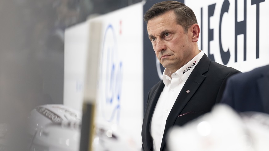 Head Coach Ville Peltonen (GSHC) verfolgt einen Spielzug von der Bande aus, im dritten Playoff-Halbfinalspiel der National League zwischen dem HC Fribourg Gotteron und dem Geneve-Servette HC, am Mittw ...