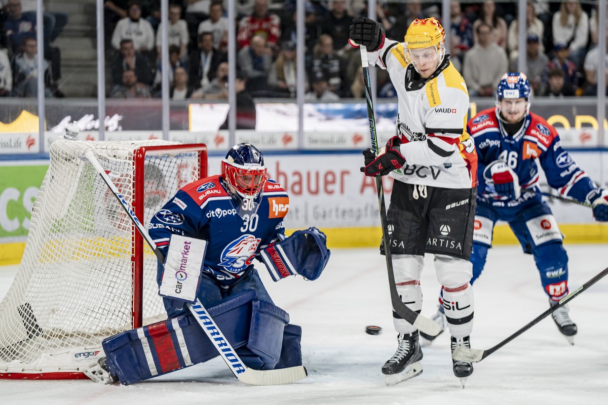 Torhueter Simon Hrubec (ZSC), PostFinance Top Scorer Antti Suomela (LHC) und Dean Kukan (ZSC), von links, kaempfen um den Puck im vierten Playoff Finalspiel der Eishockey National League zwischen den  ...