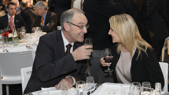 Santé! Hier stösst Céline Amaudruz mit SVP-Bundesrat Guy Parmelin an.