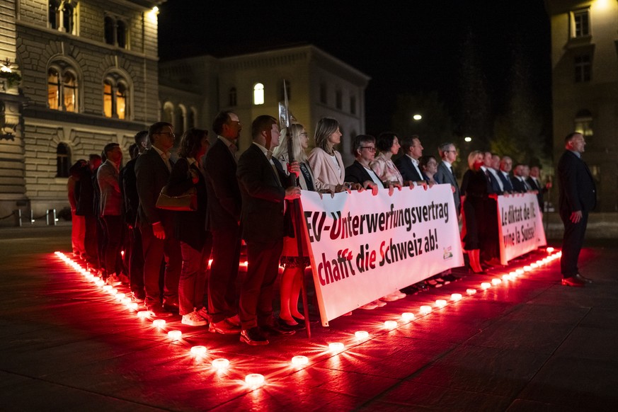 Parlamentarierinnen und Parlamentarier der SVP und weitere Sympathisanten protestieren mit einer Aktion mit Roten Lichtern vor dem Bundeshaus gegen das Vertragspaket mit der EU, Bilaterale III, ueber  ...