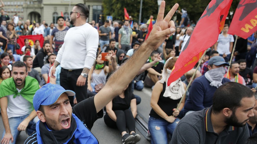 Kurden protestieren auf der Kirchenfeldbruecke nach einer Auseinandersetzung mit Tuerkischen Nationalisten, am Samstag, 12. September 2015, in Bern. (KEYSTONE/Peter Klaunzer)

Kurds living in Switzerl ...