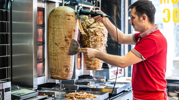 Döner, Döner Kebab
Inhaber Ahmet Ciftci schneidet am Dienstag, 26.03.2024, in seinem Imbiss First Kebap in Duisburg-Rheinhausen Hähnchen und Lammkebap. Er verkauft Dönertaschen für 2,49 Euro. Deutschl ...