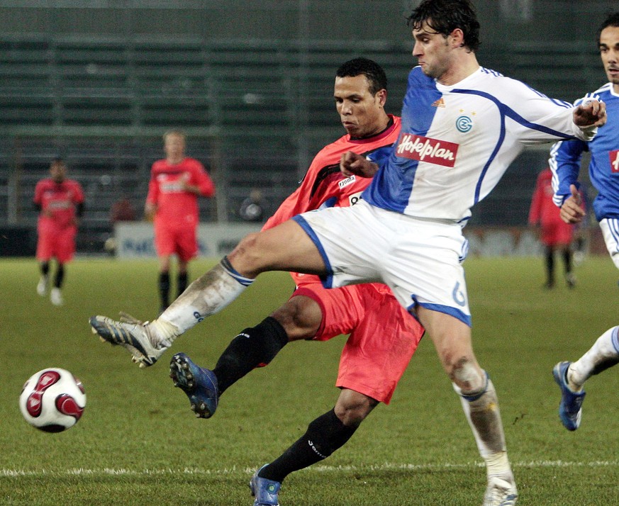 Luis Fabiano während einem UEFA-Cup-Spiel 2006 im Hardurm im Zweikampf gegen den heutigen YB-Trainer Gerardo Seoane. 