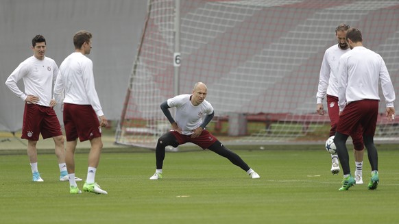 Bayern&#039;s Arjen Robben stretches besides his teammates during a training session prior to the Champions League quarterfinal first leg soccer match between FC Bayern Munich and Real Madrid, in Muni ...