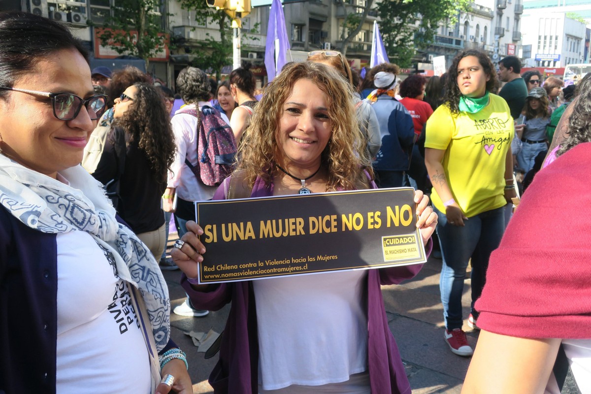 epa06351117 A woman holds a sign that reads 'If a woman says no it's no' during a march called by the 14th Latin American and Caribbean Feminist Encounter in Montevideo, Uruguay, 25 Nov ...