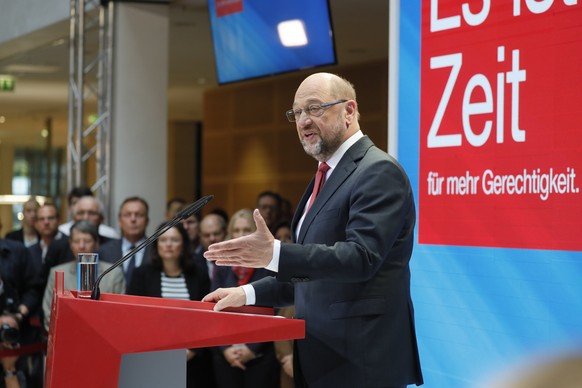 epa06225527 Martin Schulz, leader of the Social Democratic Party (SPD) and top candidate for Chancellor, speaks during a news conference in Berlin, Germany, 25 September 2017, on the day after the Soc ...