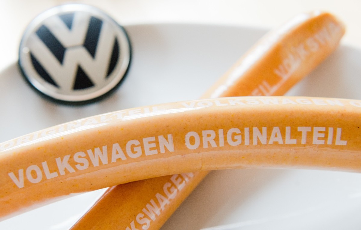ILLUSTRATION - 19.02.2016, Niedersachsen, Hannover: ARCHIV - Eine noch verpackte VW-Currywurst mit der Aufschrift �Volkswagen Originalteil�. (zu dpa: �VW-Currywurst erreicht Absatzrekord�) Foto: Julia ...