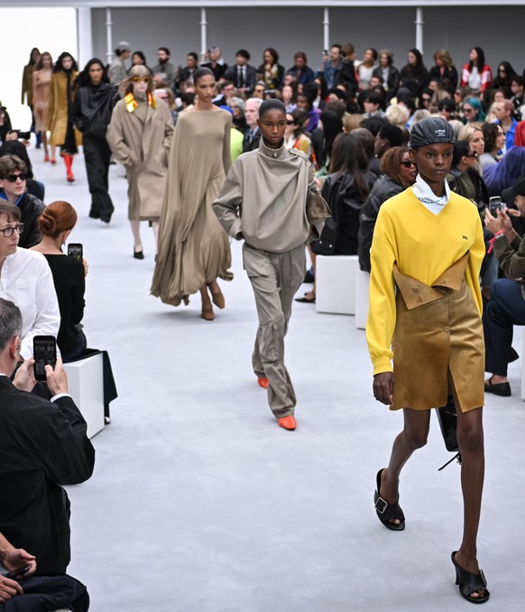 epa13277112 Models present creations from the Spring/Summer 2027 collection by Loewe fashion house during Paris Fashion Week in Paris, France, 02 October 2026. The Spring/Summer 2027 edition of Paris  ...