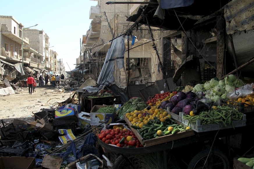 Nach den Luftschlägen erinnert nur noch das Gemüse an einen Markt.
