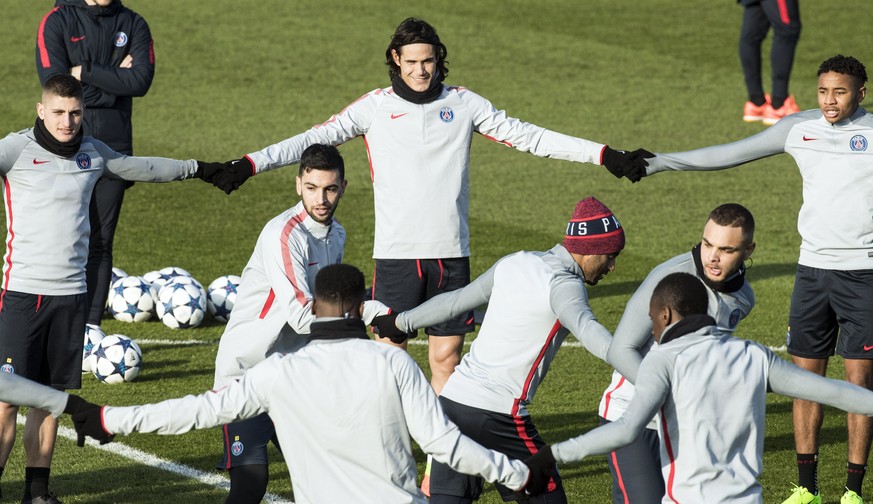 epa05791230 Edinson Cavani (C) of Paris Saint Germain attends a training session at the Camp des Loges sports complex near Paris, France, 13 February 2017. Paris Saint Germain will play the UEFA Champ ...