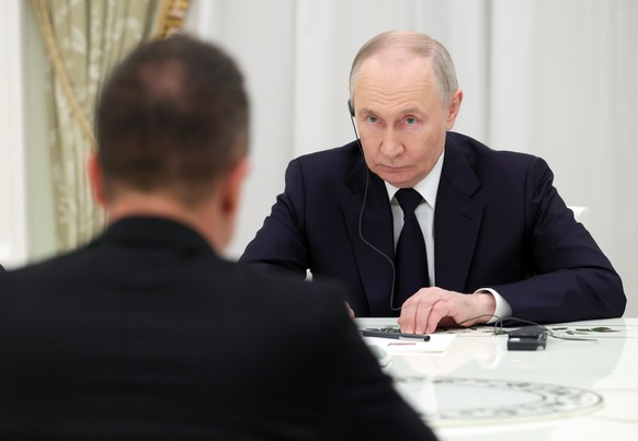epa12794944 Russian President Vladimir Putin (R) attends a meeting with Hungarian Foreign Minister Peter Szijjarto at the Kremlin in Moscow, Russia, 04 February 2026. EPA/MIKHAIL METZEL / SPUTNIK / KR ...