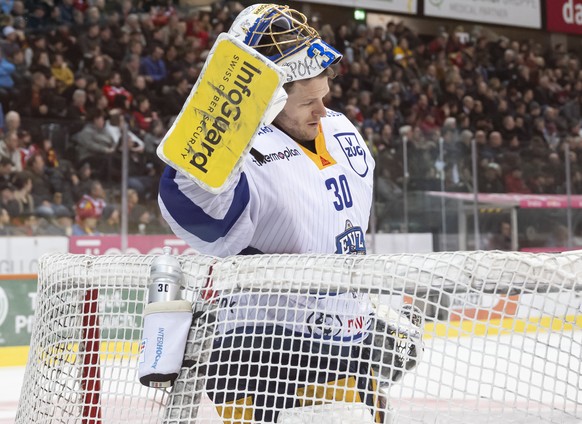 Torhueter Leonardo Genoni (EVZ) reagiert im sechsten Eishockey Playoff Viertelfinal Spiel der National League zwischen SC Bern, SCB, und EV Zug, EVZ,, am Mittwoch, 27. Maerz 2024, in der PostFinance A ...