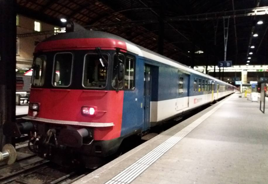 Ein Zug passierte am Sonntagabend den Bahnhof Basel Richtung Rheintal