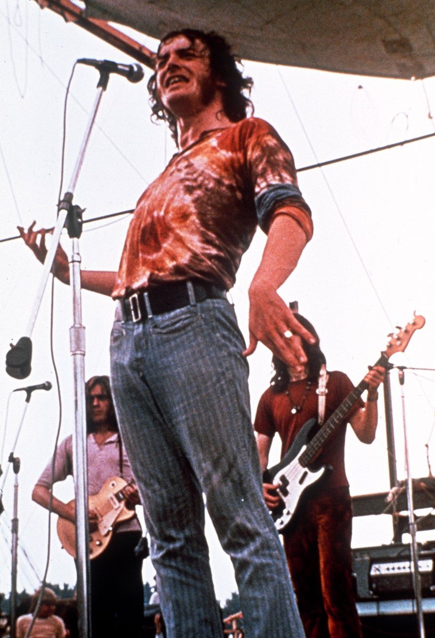 Musician Joe Cocker performs for the thousands of people attending the Woodstock Festival of Arts and Musik at Bethel, New York August 1969 (AP-Photo)