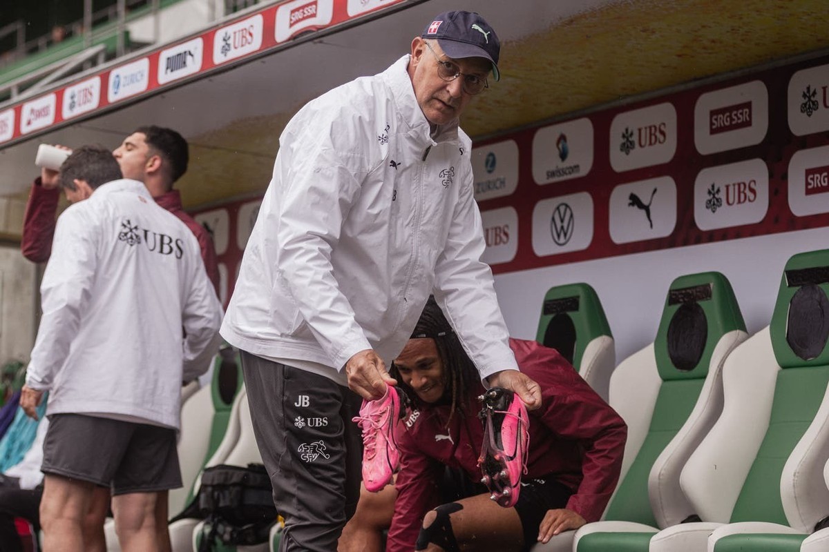 Jean-Benoît Schüpbach vient sur le banc de la Nati pour peaufiner ses chaussures.