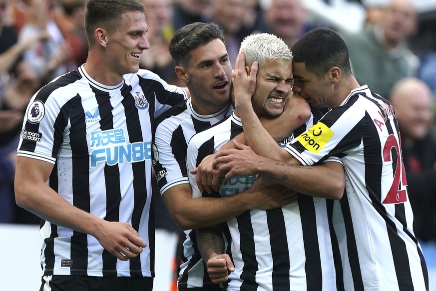 Newcastle United&#039;s Bruno Guimaraes, second right, celebrates scoring their side&#039;s third goal of the game with team-mates during the English Premier League soccer match between Newcastle Unit ...